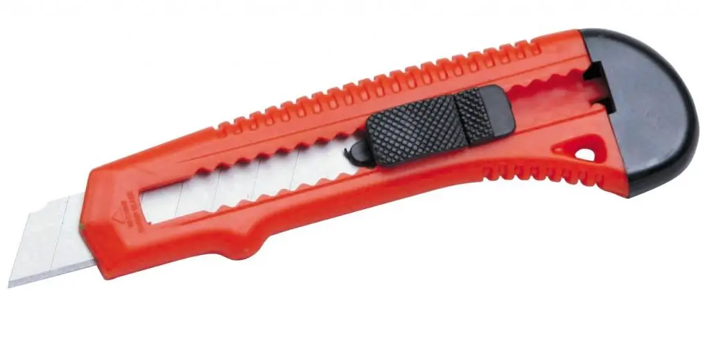 CUCHILLA CUTTER ECONOMICO PLAST.S/GUIA 18mm.                